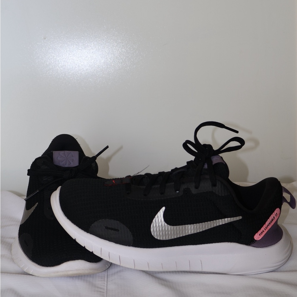 Nike Women's Black and Pink Sneakers